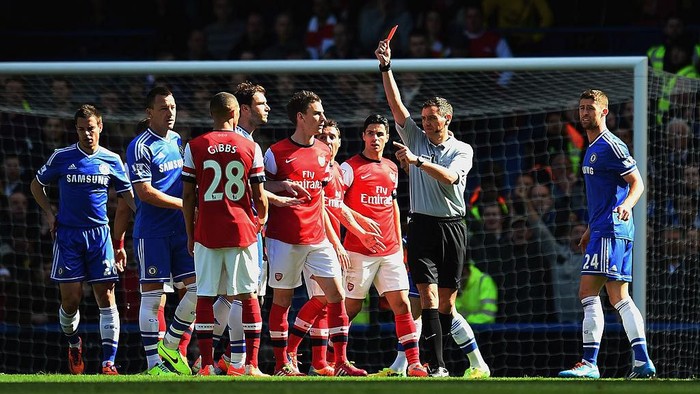 LONDON, ENGLAND - MARCH 22:  Referee Andre Marriner shows Kieran Gibbs of Arsenal a red card during the Barclays Premier League match between Chelsea and Arsenal at Stamford Bridge on March 22, 2014 in London, England.  (Photo by Shaun Botterill/Getty Images)