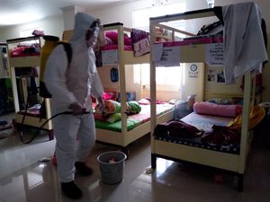 Puluhan Ponpes di Jember Disemprot Disinfektan Cegah Penyebaran Corona