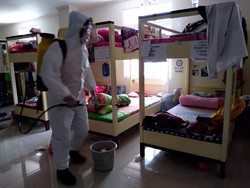 Puluhan Ponpes di Jember Disemprot Disinfektan Cegah Penyebaran Corona