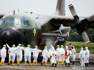 Petugas PMI Semprotkan Disinfektan ke Awak Hercules