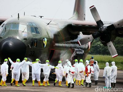 Petugas PMI Semprotkan Disinfektan ke Awak Hercules