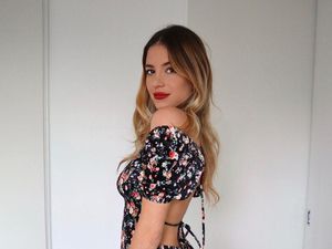 Gaya Istri Pesepakbola yang Dikritik, Foto Tanpa Busana Saat Pandemi Corona Gaya Istri Pesepakbola yang Dikritik, Foto Tanpa Busana Saat Pandemi Corona