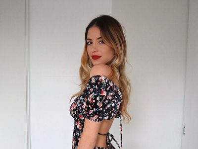 Gaya Istri Pesepakbola yang Dikritik, Foto Tanpa Busana Saat Pandemi Corona