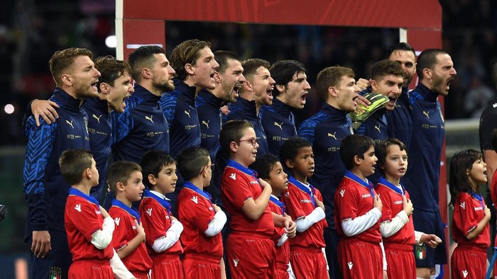 PALERMO, ITALY - NOVEMBER 18: Players of Italy sing the National Anthem during the UEFA Euro 2020 Qualifier between Italy and Armenia on November 18, 2019 in Palermo, Italy. (Photo by Tullio M. Puglia/Getty Images)