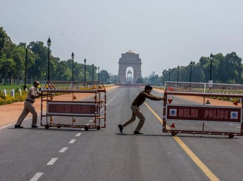 PM India Narendra Modi meminta warganya untuk mengisolasi diri selama 14 jam guna membatasi penyebaran Covid-19. Begini suasana di New Delhi, India.