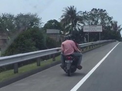 Duh! Nggak Pakai Helm, Bonceng Bertiga, dan Nekat Masuk Tol