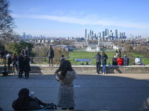 Polisi London Bubarkan Warga yang Berjemur di Taman