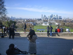 Polisi London Bubarkan Warga yang Berjemur di Taman