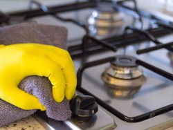 5 Cara Mudah Bersihkan Kompor Gas agar Kesat dan Kinclong