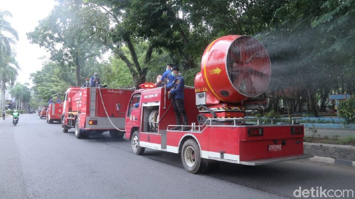 Pemkot Palembang semprotkan ribuan liter disinfektan menggunakan mobil damkar smoke removal unit untuk mencegah Corona (Raja Adil/detikcom)