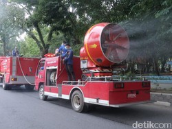 Jalanan di Palembang Disemprot Ribuan Liter Disinfektan Antisipasi Corona