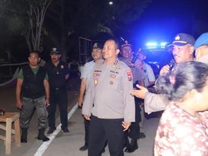 Polisi Banyuwangi Bubarkan Kerumunan Massa Antisipasi Corona