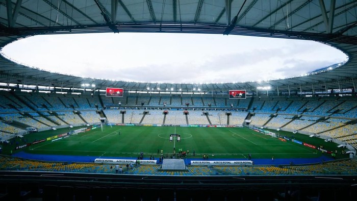 RIO DE JANEIRO, BRAZIL - MARCH 14: General view as players warm up in an empty stadium prior to a match between Flamengo and Potuguesa as part of the Rio State Championship 2020, to played behind closed doors at Maracana Stadium on March 14, 2020 in Rio de Janeiro, Brazil.The Government of the State of Rio de Janeiro issued a list of new guidelines to help prevent the spread of the coronavirus (COVID-19) which included matches must played behind closed doors and no public. According to the Ministry of Health, as of Friday March 13, Brazil had 98 confirmed cases of coronavirus. (Photo by Bruna Prado/Getty Images)
