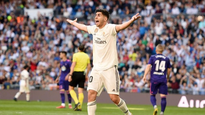 MADRID, SPAIN - MARCH 16: Marco Asensio of Real Madrid appeals to referee Juan Martinez Munuera for a penalty during the La Liga match between Real Madrid CF and RC Celta de Vigo at Estadio Santiago Bernabeu on March 16, 2019 in Madrid, Spain. (Photo by Denis Doyle/Getty Images)