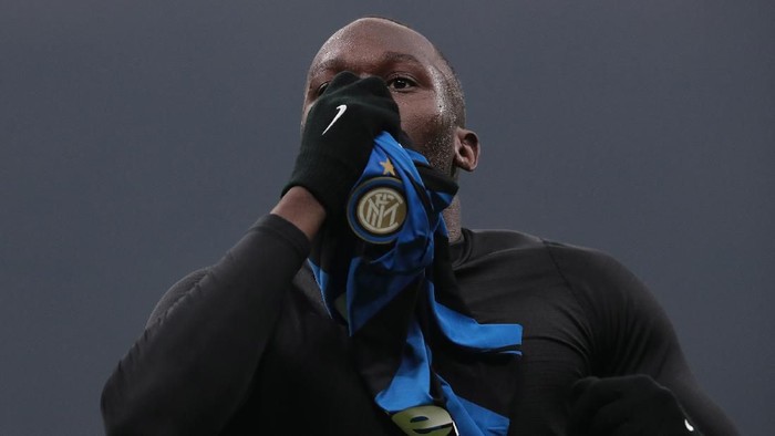 MILAN, ITALY - FEBRUARY 09:  Romelu Lukaku of FC Internazionale celebrates his goal during the Serie A match between FC Internazionale and AC Milan at Stadio Giuseppe Meazza on February 9, 2020 in Milan, Italy.  (Photo by Emilio Andreoli/Getty Images)