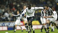 Michael Ricketts, striker Inggris menjadi bintang Bolton di musim pertamanya, 2001/2002 dengan 12 gol. Tiga musim berikutnya, dia hanya total bisa mencetak delapan gol (Getty Images)