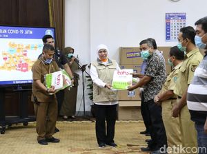 Gubernur Khofifah Bagikan 7.100 APD ke 64 Rumah Sakit di Jawa Timur