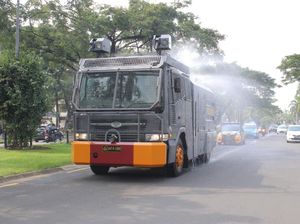Water Canon Semprotkan Disinfektan di Jalanan Kabupaten Tangerang