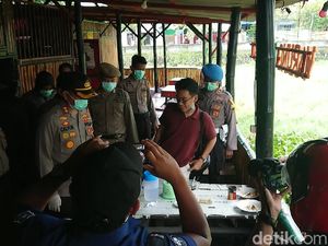 Petugas Gabungan Bubarkan Warga yang Nongkrong di Warkop Trenggalek