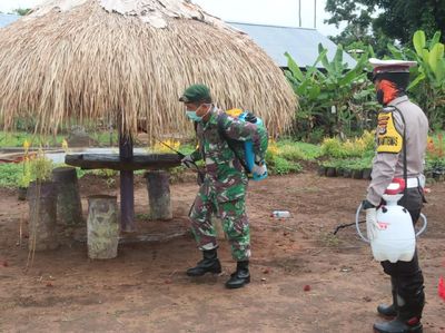 Penyemprotan Disinfektan di Perbatasan RI-PNG