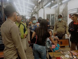 Antisipasi Corona, Polisi Bubarkan Kerumunan Massa di Jaktim