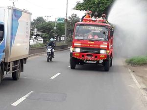 Cegah Corona, Damkar Bekasi Semprotkan Disinfektan di Jalur Pantura