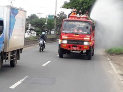 Cegah Corona, Damkar Bekasi Semprotkan Disinfektan di Jalur Pantura