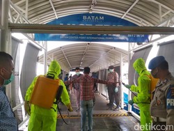 Tiba di Batam, 81 TKI Dideportasi dari Malaysia Disemprot Disinfektan