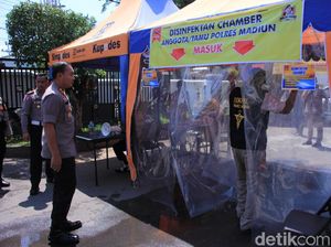 Cegah Corona, Masuk Polres Madiun Wajib Mandi Disinfektan