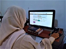 Naik Gunung-Kehujanan, Ini Perjuangan Mahasiswi Polman Demi Kuliah Online