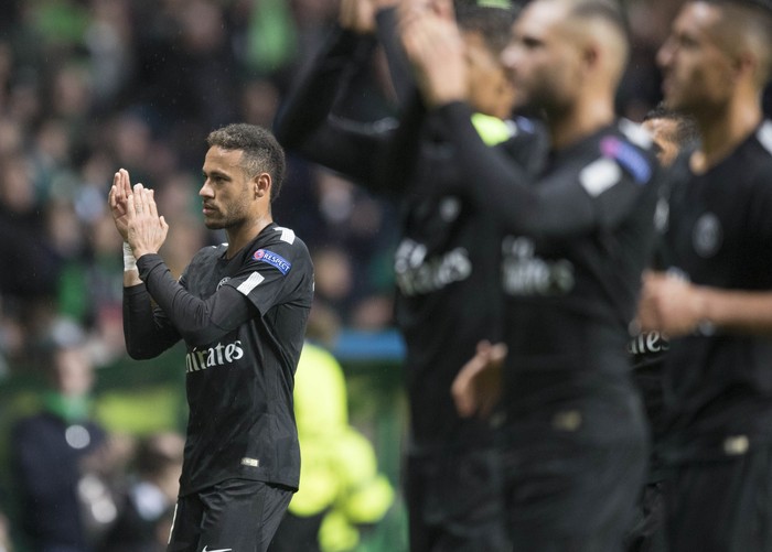 GLASGOW, SCOTLAND - SEPTEMBER 12: Neymar of Paris Saint Germain applauds the fans at the end of the UEFA Champions League Match  between Celtic and Paris Saint Germain at Celtic Park Stadium on September 12, 2017 in Glasgow, Scotland. (Photo by Steve Welsh/Getty Images)