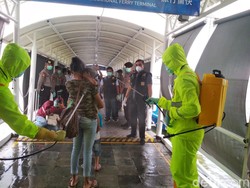 WHO Bilang Bahaya, Masuk Kompleks Kok Masih Disemprot Disinfektan?