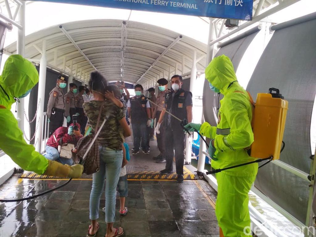 WHO Bilang Bahaya, Masuk Kompleks Kok Masih Disemprot Disinfektan? WHO Bilang Bahaya, Masuk Kompleks Kok Masih Disemprot Disinfektan?