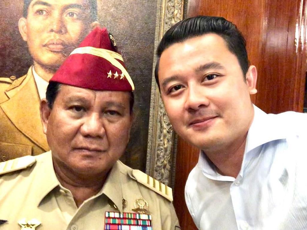 Canda Prabowo Bangunkan Ajudannya yang Sedang Tidur Canda Prabowo Bangunkan Ajudannya yang Sedang Tidur
