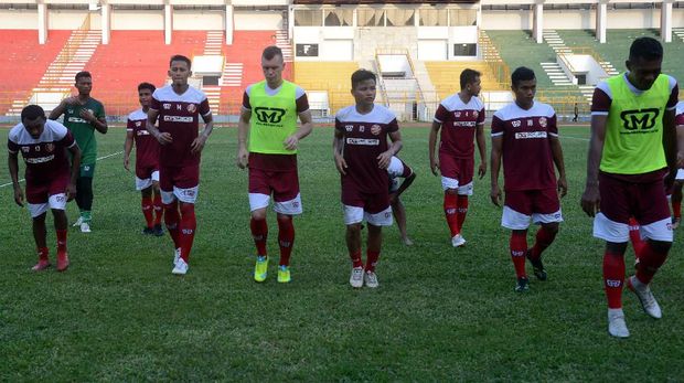 Pesepak bola Persiraja mengikuti latihan fisik pada hari terakhir jelang pertandingan Liga 1 di stadion Harapan Bangsa , Banda Aceh, Kamis (27/2/2020). Latihan terakhir Persiraja yang diperkuat empat pemain asing itu guna menyiapkan tim menghadapi Bhayangkara FC pada kompetisi Liga 1 yang dijadwalkan berlangsung, Sabtu (29/2/2020) di Stadion Harapan Bangsa, Banda Aceh. ANTARA FOTO/Ampelsa/aww.