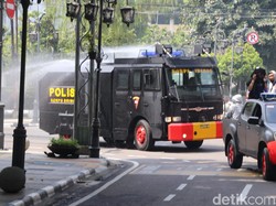 Mobil Water Cannon Polisi Semprotkan Disinfektan di Jalanan Bandung