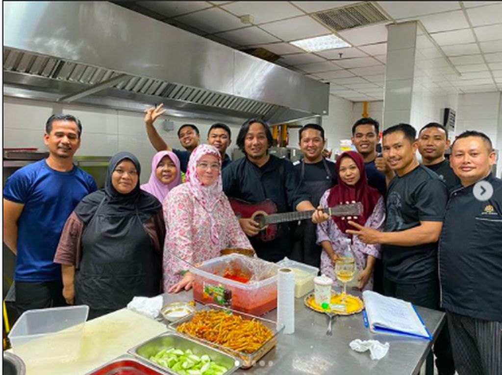 Masakan Raja Permaisuri Agong untuk Tim Medis Malaysia yang Lawan Corona Masakan Raja Permaisuri Agong untuk Tim Medis Malaysia yang Lawan Corona
