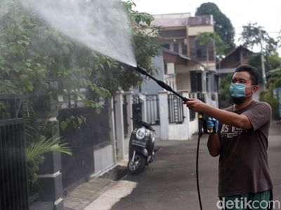 Cegah Covid-19, Warga BJV 2 Semprotkan Disinfektan