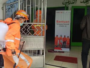 Cegah Corona, Pertamina Semprot Disinfektan Empat Lokasi di Surabaya