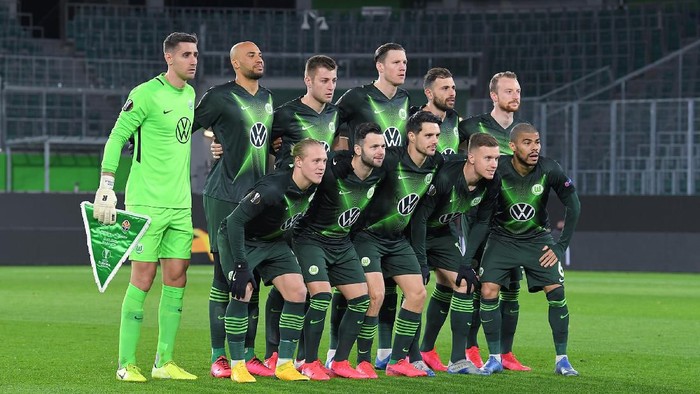 WOLFSBURG, GERMANY - MARCH 12: (FREE FOR EDITORIAL USE) In this handout image provided by VfL Wolfsburg, The VfL Wolfsburg team pose for a team photo prior to the UEFA Europa League round of 16 first leg match between VfL Wolfsburg and Shakhtar Donetsk at Volkswagen Arena on March 12, 2020 in Wolfsburg, Germany. The match was played behind closed doors as a precaution against the spread of COVID-19 (Coronavirus). (Photo by Handout/VfL Wolfsburg via Getty Images)