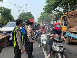 Cegah Penyebaran Corona, Kendaraan Masuk ke Gresik Disemprot Disinfektan