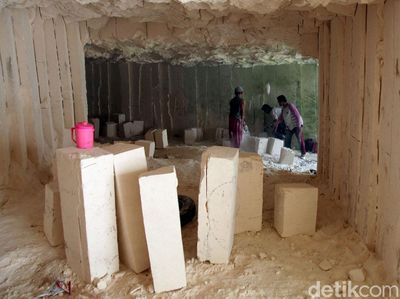 Melihat Aktivitas Penambang Batu Kapur di Bengkalan Madura