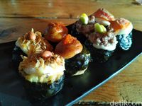 Dimsuming : Jajan Dimsum Monster dan Dimsum Sushi Bertopping Salmon