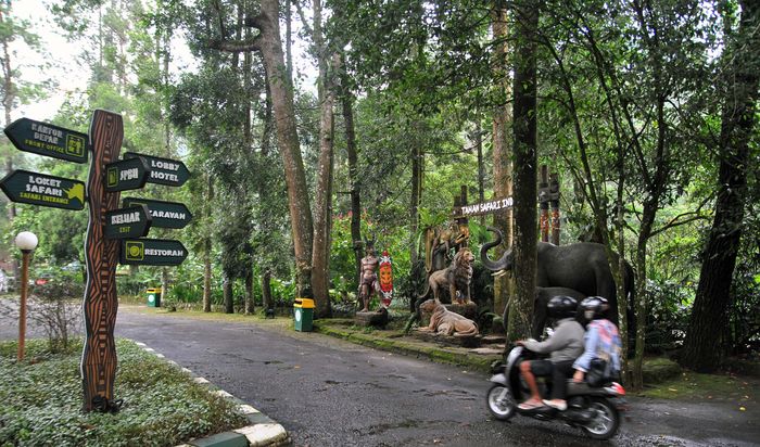 Sebuah mobil berada di gerbang masuk saat penutupan Taman Safari Indonesia (TSI) Cisarua, Kabupaten Bogor, Jawa Barat, Selasa (24/3/2020). TSI Group yang mengelola empat taman di Indonesia yaitu Taman Safari Bogor, Taman Safari Prigen, Bali Safari Park, dan Batang Dolphins Center ditutup untuk umum hingga tanggal 3 April 2020 sebagai upaya mendukung program pemerintah dalam percepatan pemulihan dan membatasi mata rantai penyebaran virus Corona (COVID-19). ANTARA FOTO/Arif Firmansyah/aww.