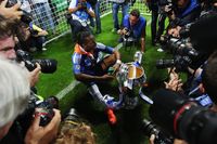 Didier Drogba dan trofi Liga Champions yang dimenanginya