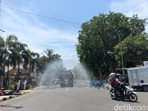 Ada 2 PDP dan 39 ODP, Polisi Lamongan Semprotkan Disinfektan di Jalan