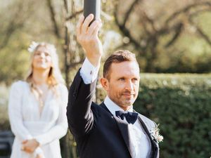 Tamu Absen Karena Corona, Pasangan Ini Livestream Pernikahan di Instagram Tamu Absen Karena Corona, Pasangan Ini Livestream Pernikahan di Instagram