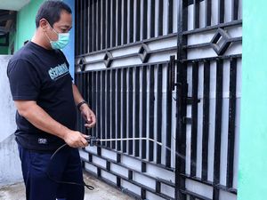 Gendong Disinfektan, Wali Kota Semarang Sterilisasi Rumah Warga