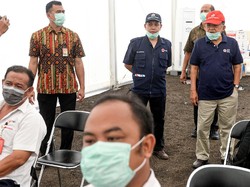 JK Pantau Langsung Penyemprotan Disinfektan di Johar Baru