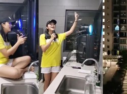 Hiburan Karantina Corona, Wanita Ini Gelar Konser di Meja Dapur!